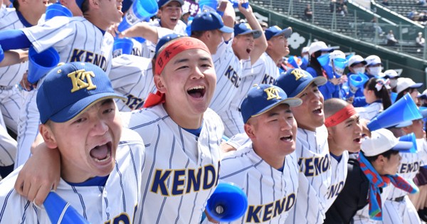 選抜高校野球大会で母校を応援する生徒ら。スポーツ観戦は心身にプラスに働くという＝兵庫県西宮市の阪神甲子園球場で2024年3月30日午前11時46分、小坂春乃撮影