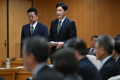 最終報告書を取りまとめた後、あいさつする兵庫県議会調査特別委員会の奥谷謙一委員長（中央）＝神戸市中央区で2025年3月4日午後3時13分、久保玲撮影