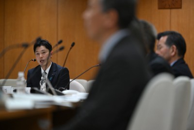 記者会見する兵庫県議会調査特別委員会の奥谷謙一委員長（左奥）ら＝神戸市中央区で2025年3月4日午後4時13分、久保玲撮影