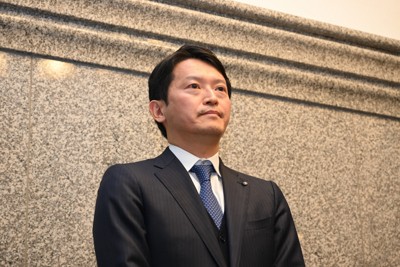 報道陣の質問に答える兵庫県の斎藤元彦知事＝神戸市中央区で2025年3月5日午前11時52分、木山友里亜撮影