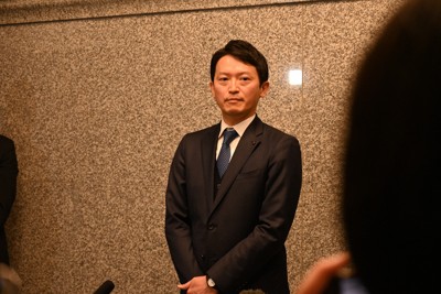 報道陣の質問に答える兵庫県の斎藤元彦知事＝神戸市中央区で2025年3月5日午前11時57分、木山友里亜撮影