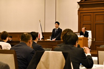 県議会本会議で発言する調査特別委員会の奥谷謙一委員長（中央奥）＝神戸市中央区の県公館で2025年3月5日午前11時4分、栗田亨撮影