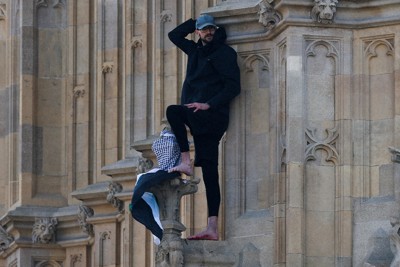 英国の観光名所として知られる時計塔「ビッグベン」に登った男性＝ロンドンで2025年3月8日、ロイター