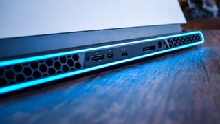 Alienware m17 R4 ports