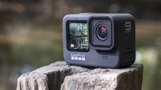 GoPro Hero 9 Black liggende på en stein