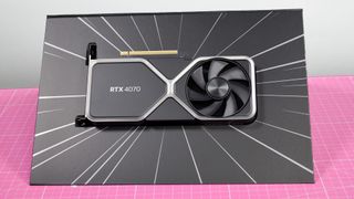 Nvidia GeForce RTX 4070 i esken sin på et rosa bord