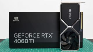 Nvidia GeForce RTX 4060 Ti foran esken sin på en grønn duk