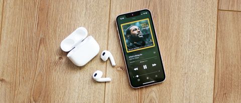 De Apple AirPods 3 naast een iPhone 13 Mini