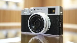 La Fujifilm X100VI ha un mirino ibrido, che rappresenterebbe un approccio totalmente nuovo per Leica nella sua prossima fotocamera. 