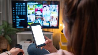 Mujer enviando contenido a la tele