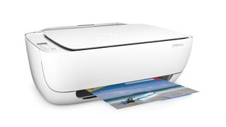 Beste billige printere 2024: En hvit HP Deskjet-printer mot en hvit bakgrunn.