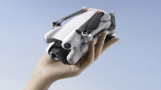 DJI Mini 4 Pro en la mano con las hélices plegadas hacia delante