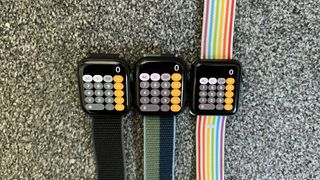 Apple Watch Series 7 accanto a SE e Watch 3.