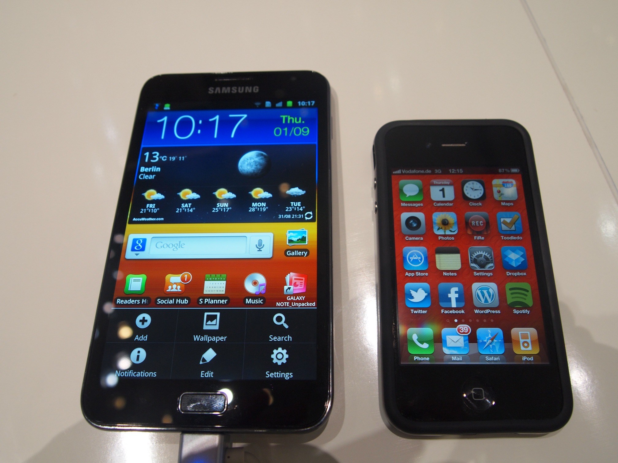 Samsung Galaxy Note vs iPhone 4