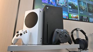 Microsofts Xbox Series X (zwart) en series S (wit) naast elkaar