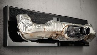 Porsche 911 Soundbar 2.0 Pro hänger på en vägg som ett konstverk