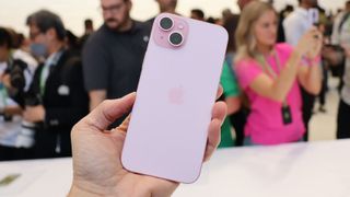 L'iPhone 15 tenu dans une main, montrant le dos du téléphone