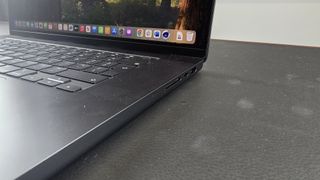 En 16-tommers MacBook Pro med M4 Pro-brikke på et skrivebord, med en nærmere titt på portene.