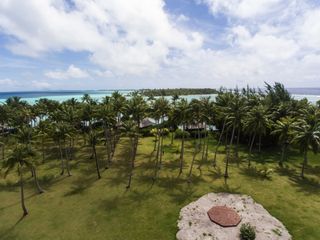 DJI Phantom 4 drone footage over Vahine Island