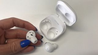 Samsung Galaxy Buds 2 Pro tegen een witte achtergrond