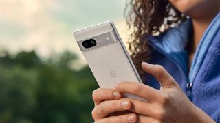 De Google Pixel 7a (hierboven) werd gelanceerd in mei 2023