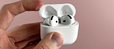 AirPods 4 dans leur étui, dans la main d&#039;un homme