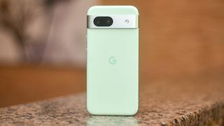 Google Pixel 8a en color verde