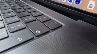 En 16-tommers MacBook Pro med M4 Pro-brikke på et skrivebord, med en nærmere titt på tastaturet.