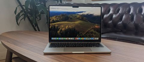 Nouveau MacBook Air 13 pouces avec M3 utilisé dans un café