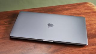 Lukket MacBook Pro (16&quot;, 2019), liggende på et skrivebord