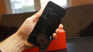 Henkilö pitää OnePlus 10 Prota kädessä