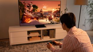 Alguien jugando al Sea of Thieves con Xbox Cloud Gaming en una smart TV de Samsung