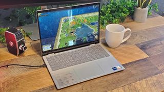 Ein Dell Inspiron 14 2-in-1 auf einem Holztisch