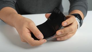 Un iPhone pliable non officiel dans la main de quelqu'un