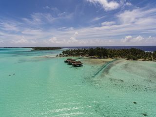 DJI Phantom 4 drone footage over Vahine Island