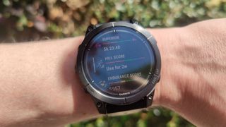 En Garmin Epix Pro runt en persons handled som visar statistik som Hill- och Endurance-poäng.