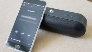 Beats Pill Plus högtalare och app.