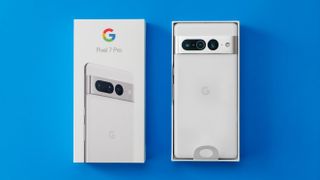 Google Pixel 7 Pro in zijn verpakking tegen een blauwe achtergrond