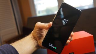 Jemand hält das OnePlus 10 Pro in der Hand