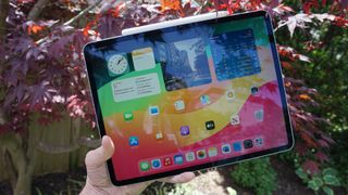 Apple iPad Air 13" (2024) ihmisen kädessä