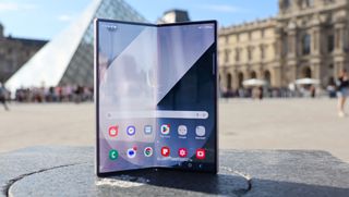 Samsung Galaxy Z Fold 6 i Paris framför Louvren-pyramiden.