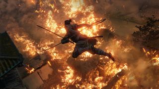 En skärmdump från Sekiro: Shadows Die Twice, där huvudpersonen slungar sig över en eldsvåda.