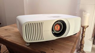 Le vidéoprojecteur Epson EH-LS11000W sur une table en bois