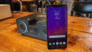 LG G7 ThinQ koster mellem 5.990 og 6.490 kroner alt efter hvor man køber den.