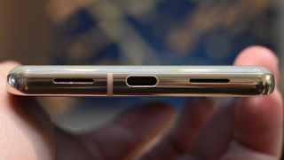 Google Pixel 7 Pro USB C port und Lautsprecher an der Unterseite