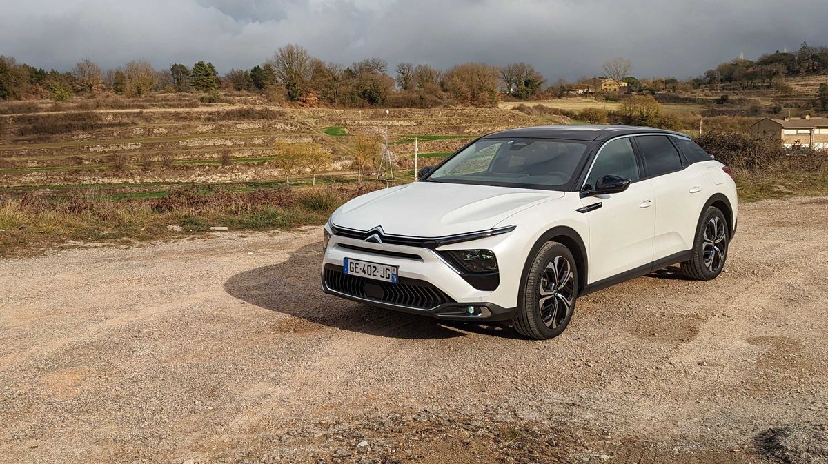 The Citroën C5 X parked in the hills of Spain