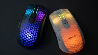 Två stycken Roccat Burst Pro Air ligger bredvid varandra med RGB-belysningen aktiverad.