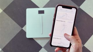 Withings Body Cardio med telefon i förgrunden med Withings Health-appen.