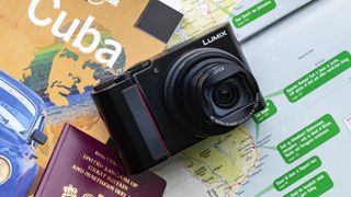 Panasonic Lumix TZ200 kartan ja passin päällä