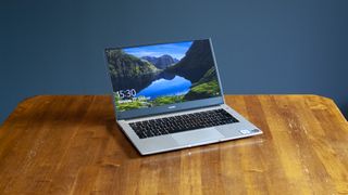 Huawei Matebook D14 utstilt på et bord